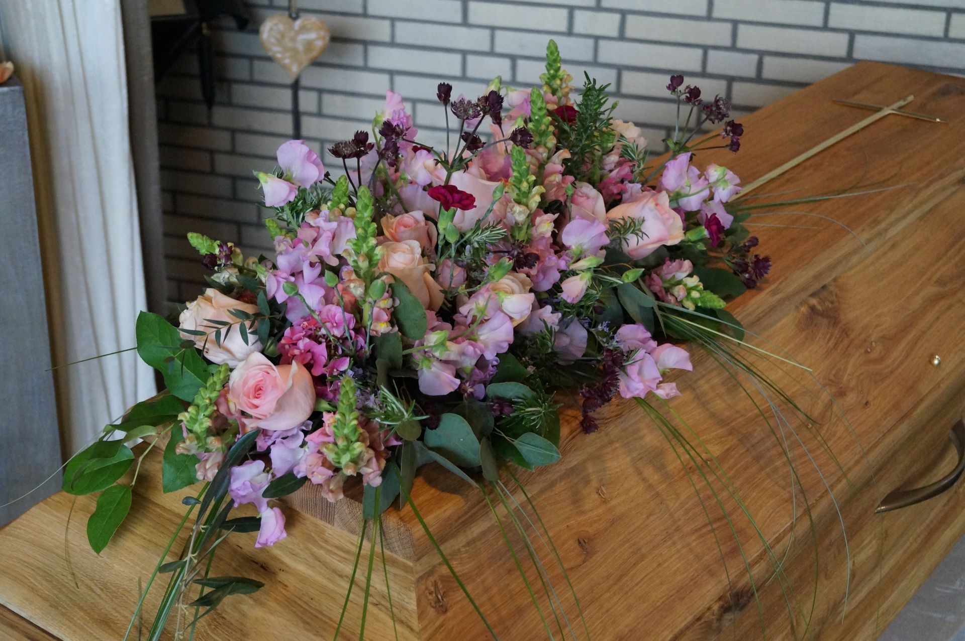 Sargschmuck aus Blumen 