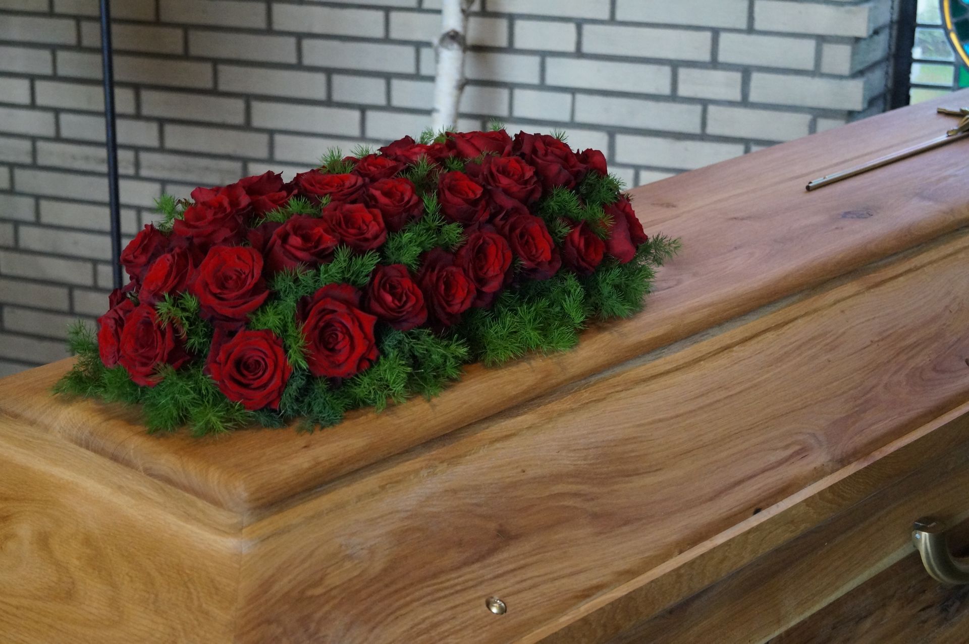 Sargschmuck aus Rosen