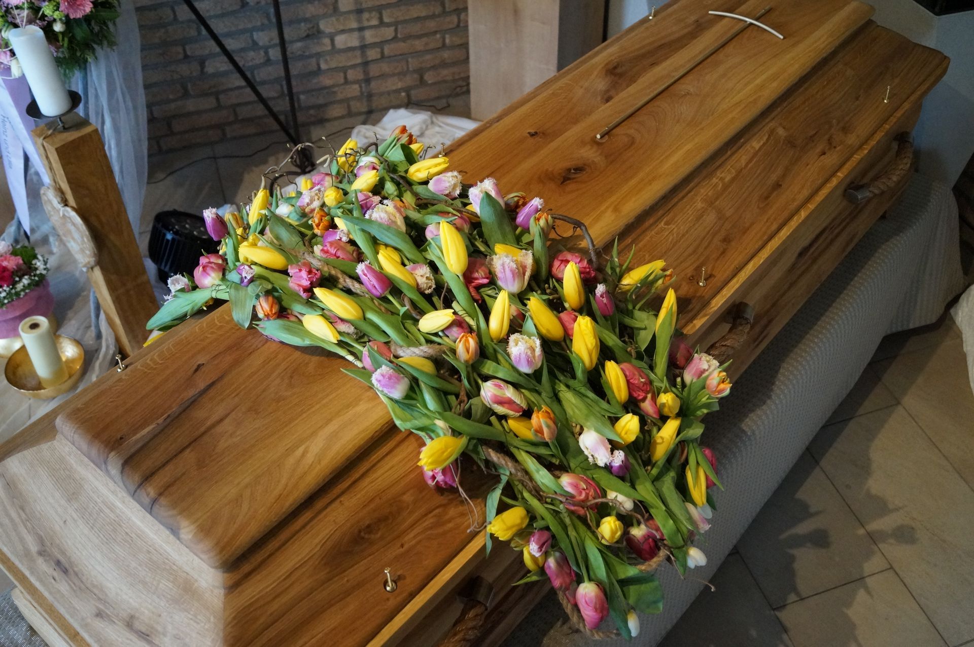 Sargschmuck aus Tulpen