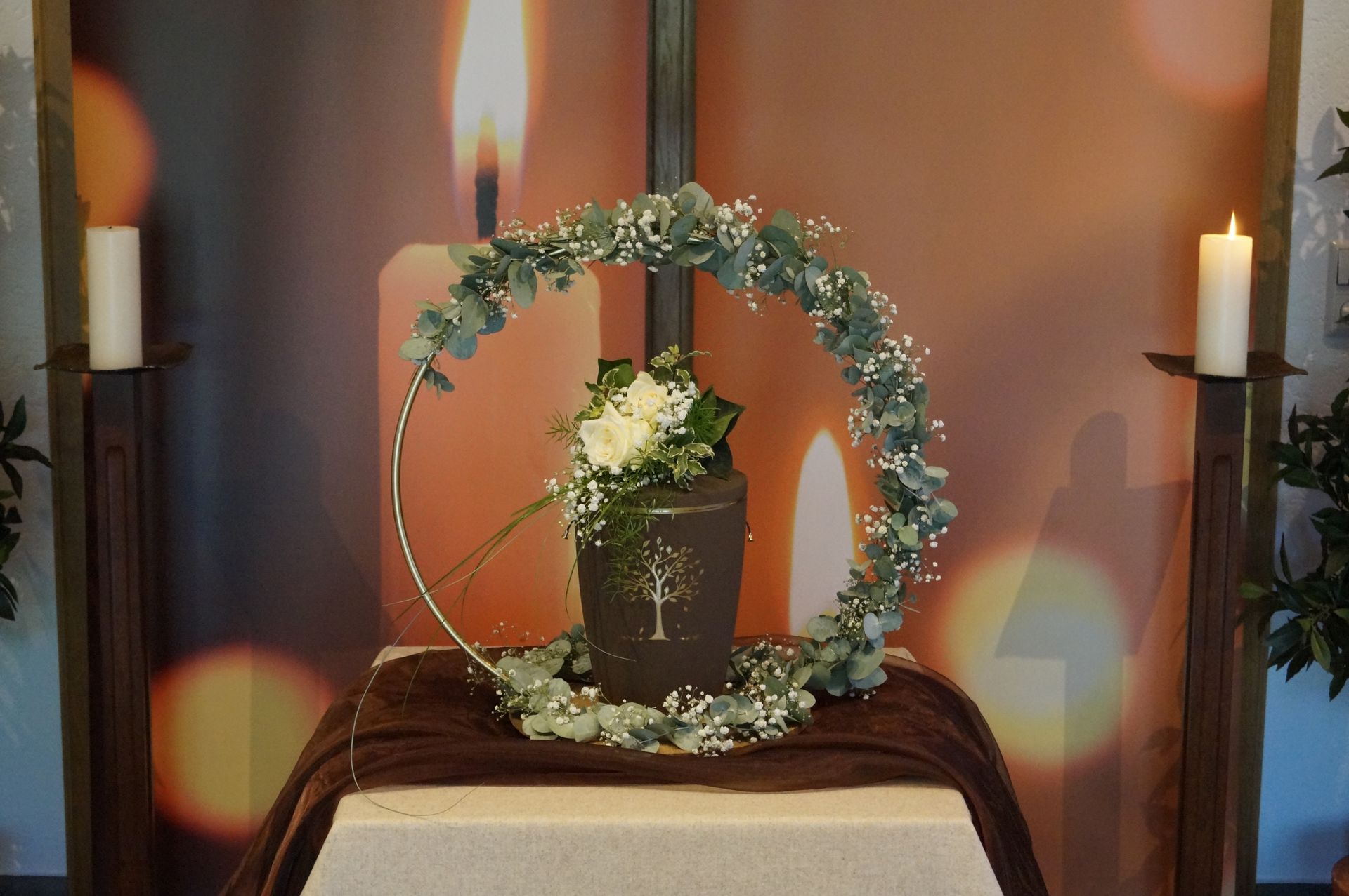 Urnenschmuck aus Blumen