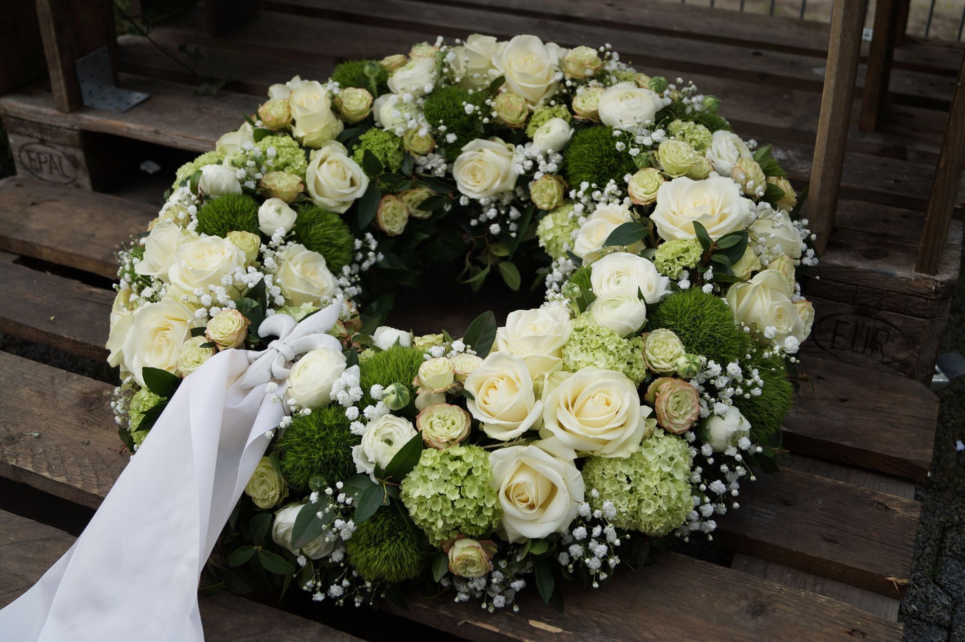 Trauerschmuck aus Rosen