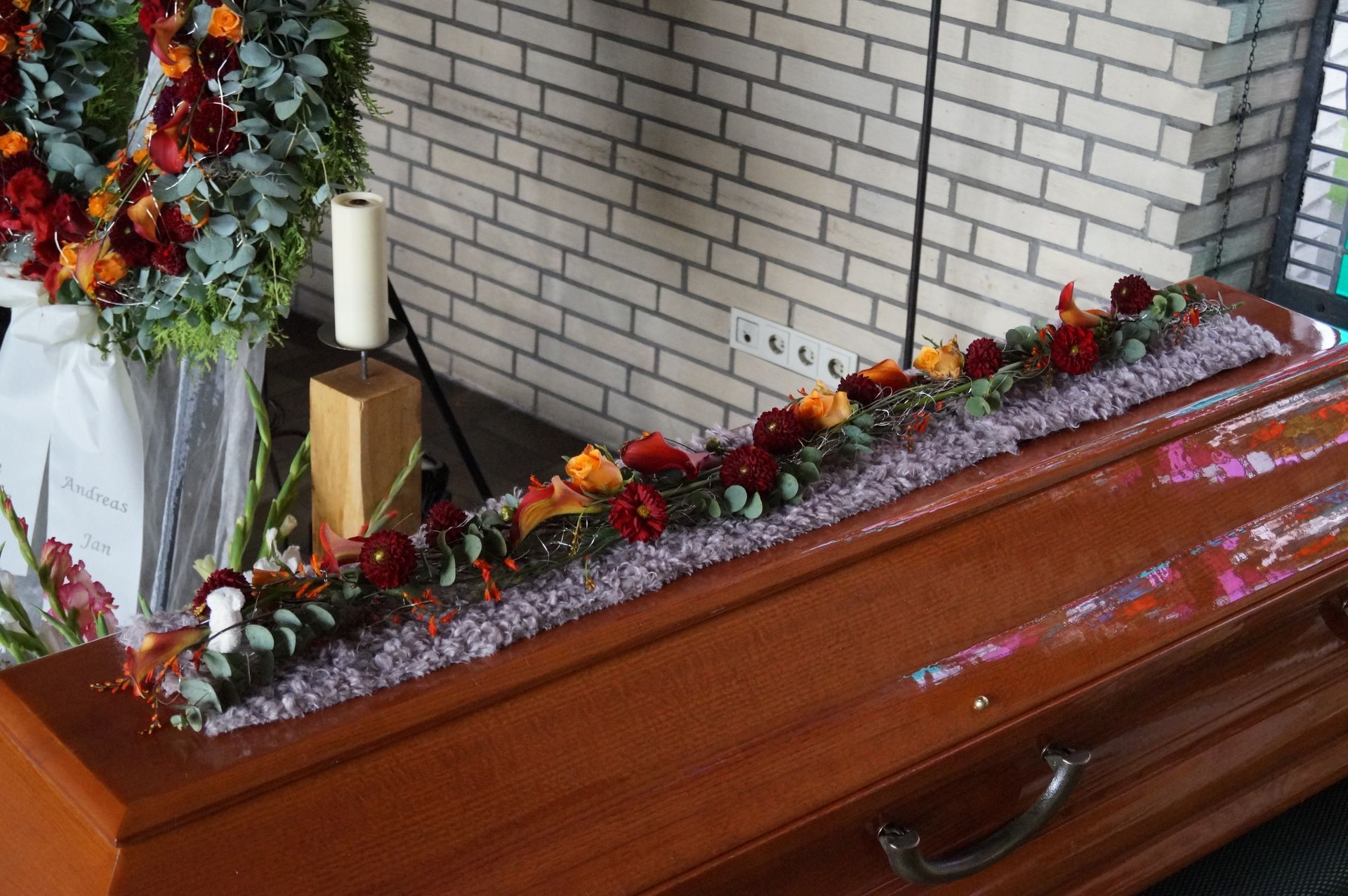 Sargschmuck aus Blumen 