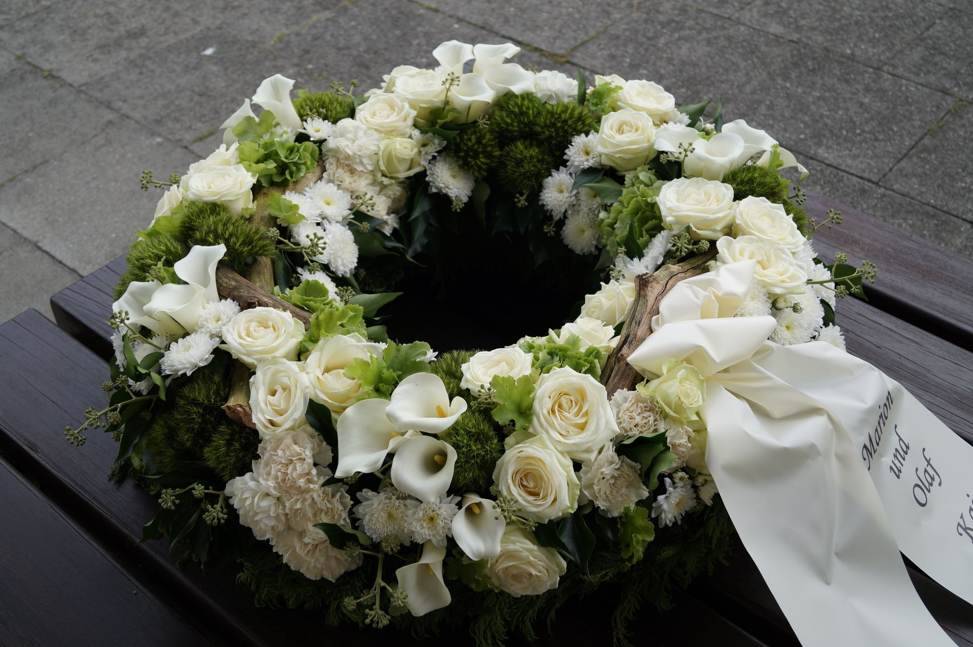 Trauerschmuck aus Rosen