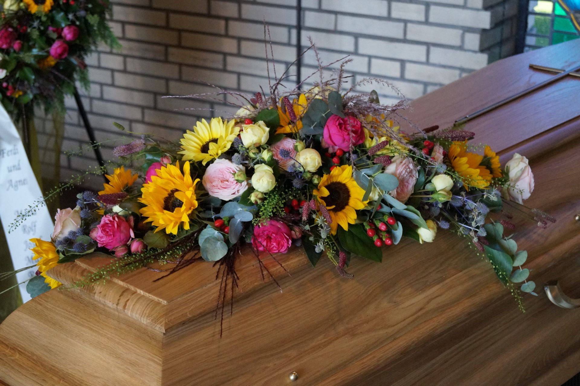 Sargschmuck aus Blumen 