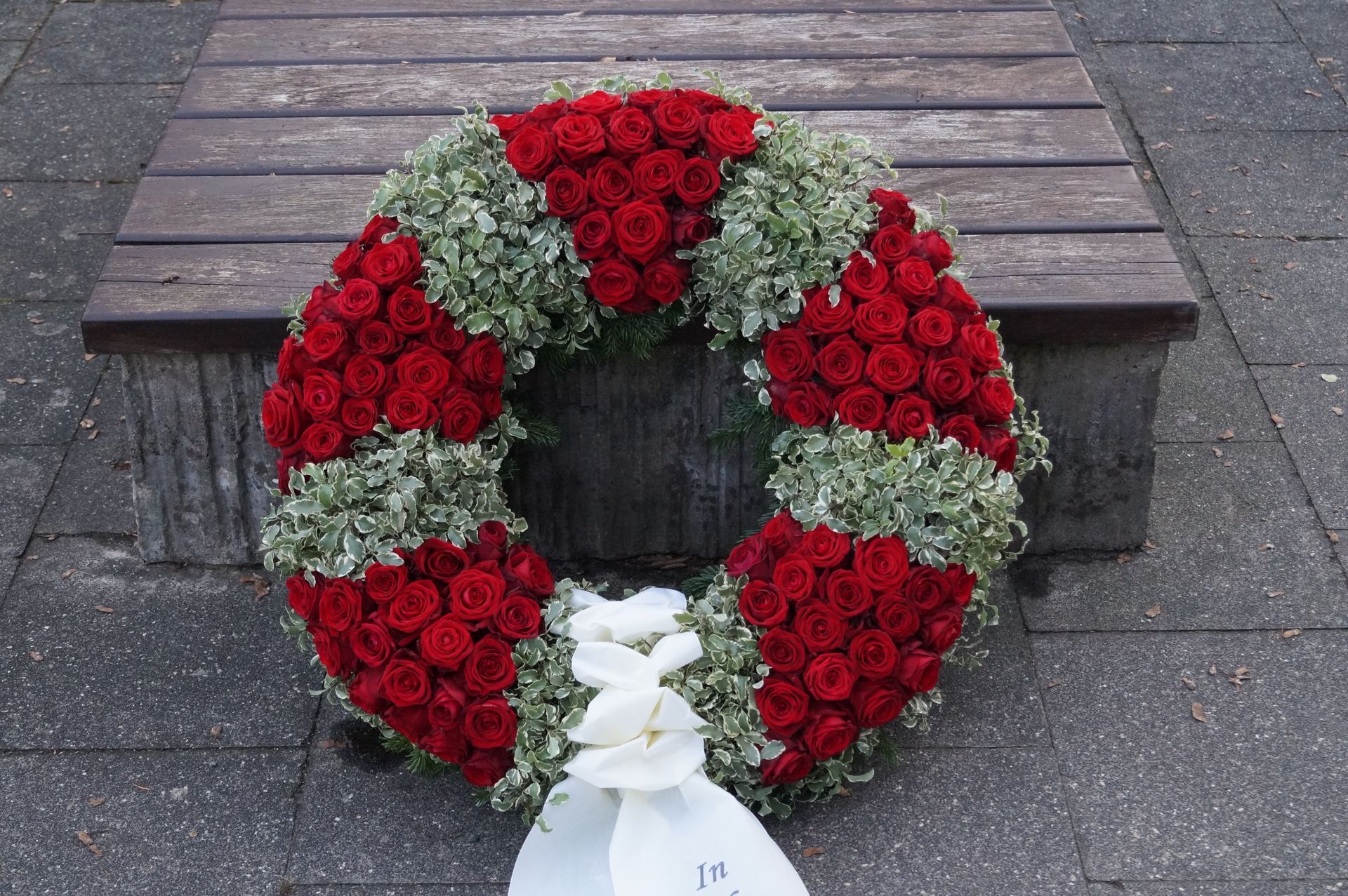 Trauerschmuck aus Rosen