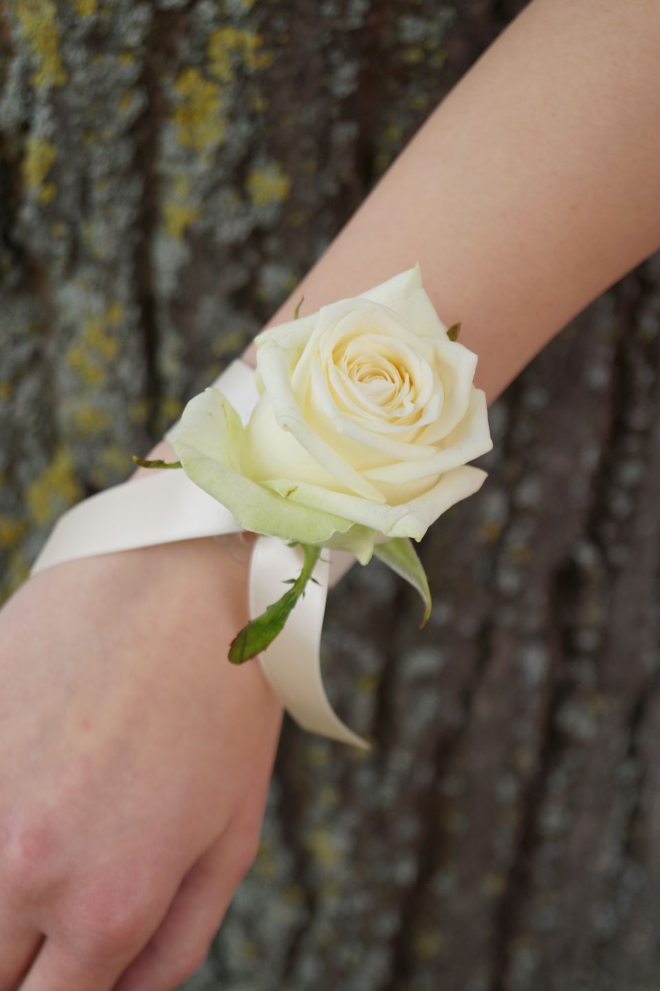 Armdekoration aus Rosen