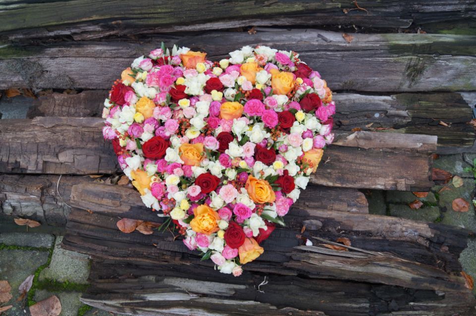 Blütenherz aus bunten Blumen als Deko