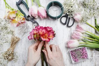 Blumengestecke mit Schleierkraut