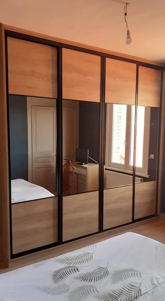 Un dressing et des miroirs