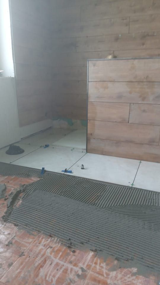 Du carrelage en train d'être posé