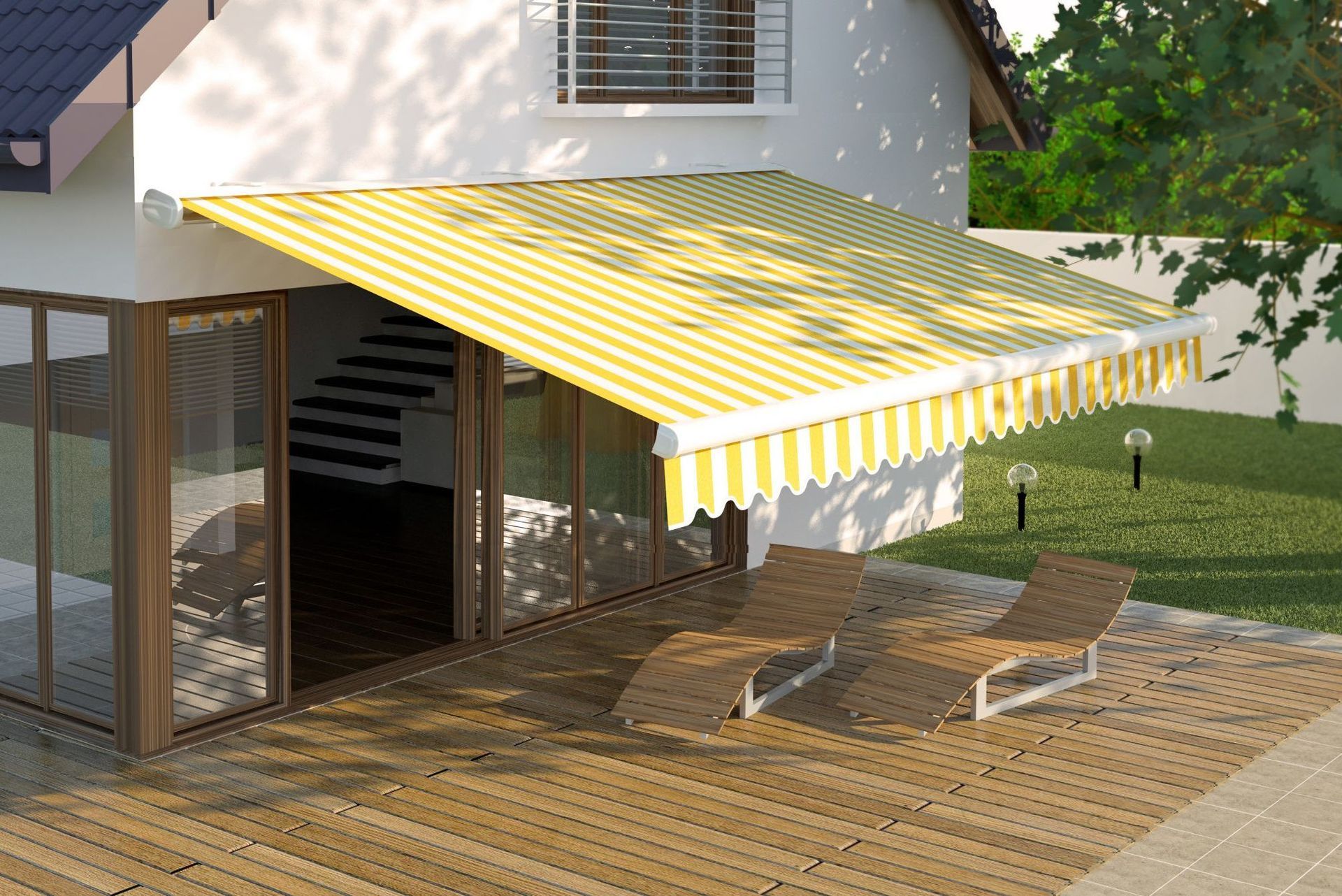 Auvent à rayures jaunes et blanches au-dessus d'une terrasse avec deux chaises longues, à côté d'une maison.