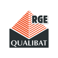 Logo de Qualibat RGE : forme géométrique à lignes orange sur fond sombre. Comprend les mentions « RGE » et « QUALIBAT ».