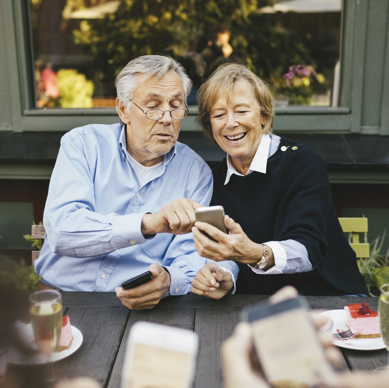 Couple heureux regardant le téléphone