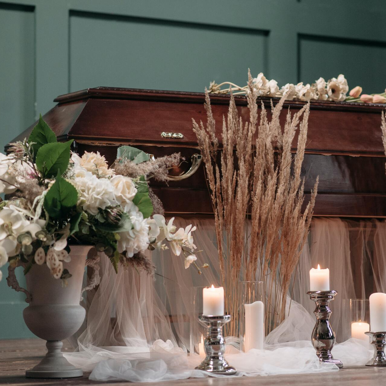 Cérémonie avec caveau et fleurs