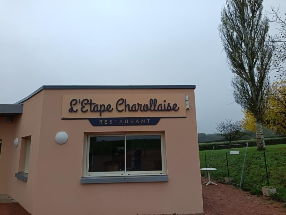 Le restaurant L'Étape Charollaise, avec son enseigne sur un bâtiment couleur saumon.