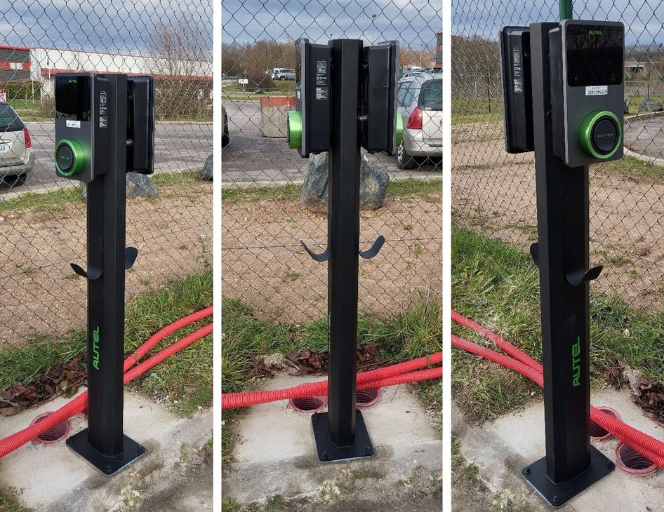 Trois vues d'une borne de recharge pour véhicules électriques noire, fixée sur un poteau à côté d'une clôture en grillage.