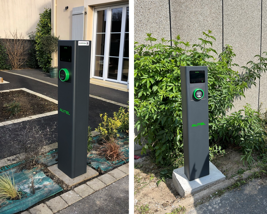 Deux bornes de recharge pour véhicules électriques en extérieur, installées sur les trottoirs à côté d'un bâtiment, chacune dotée d'un voyant vert.
