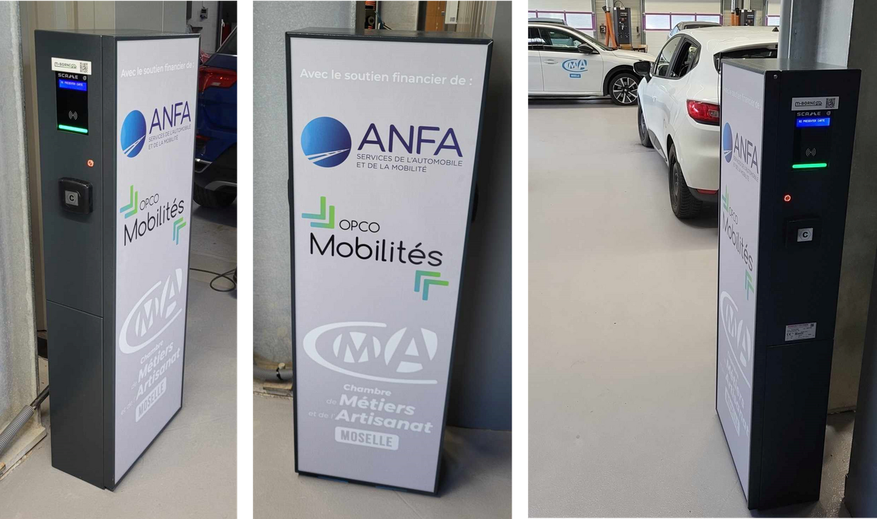 Trois vues d'un horodateur ANFA/Mobilités blanc avec un écran éclairé en bleu, près de voitures stationnées.