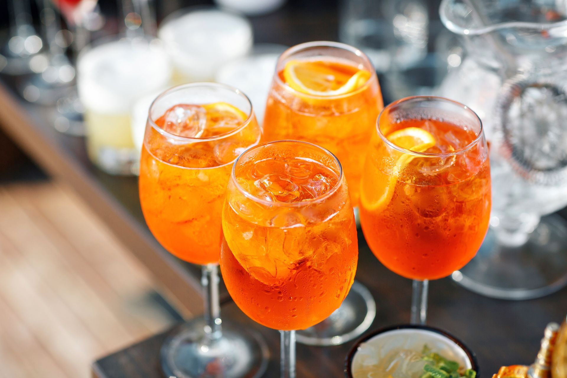 Cocktails à l'apérol avec glaçons dans des verres à pied sur une table de bar
