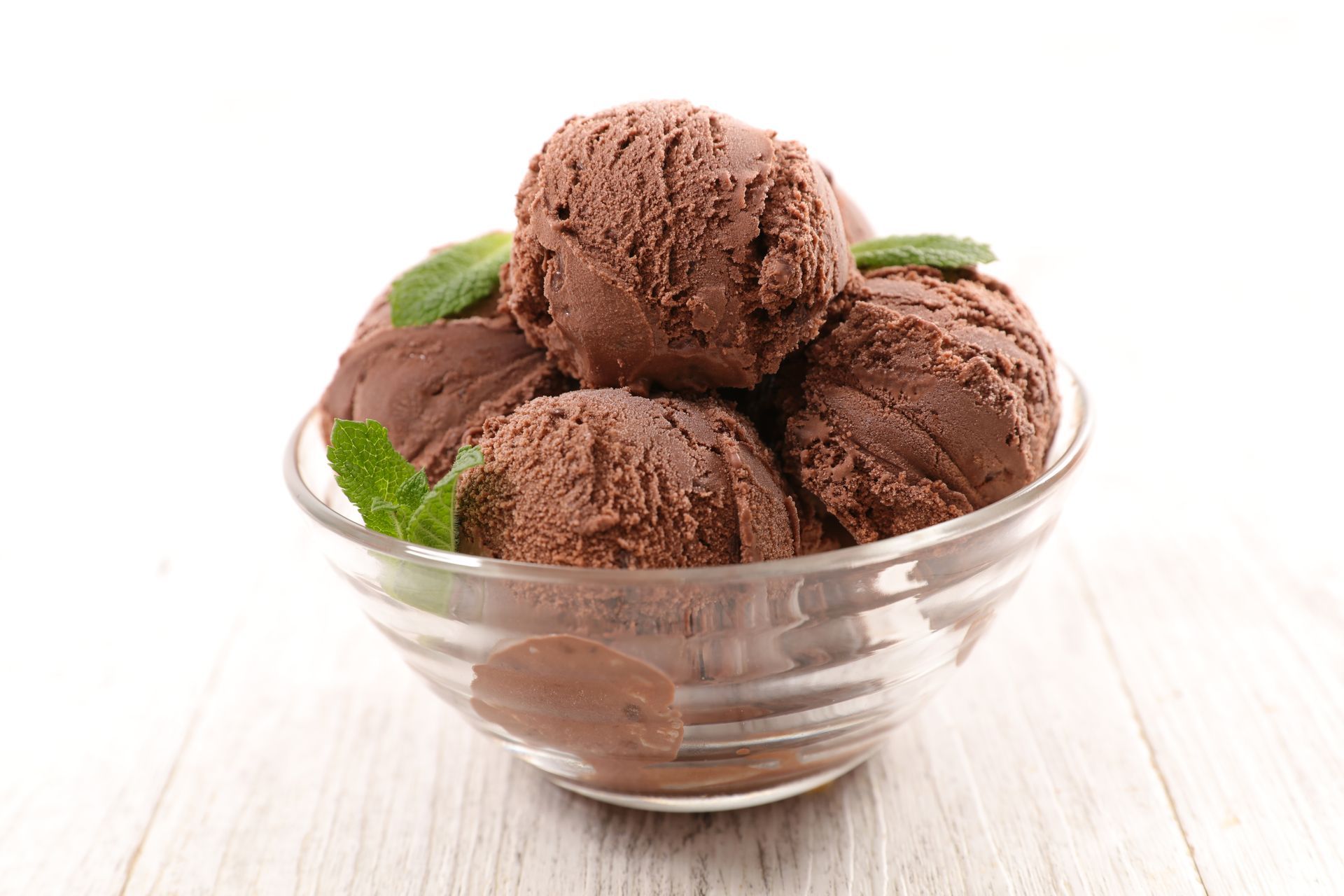 Coupe de boules de glace au chocolat garnie de feuilles de menthe