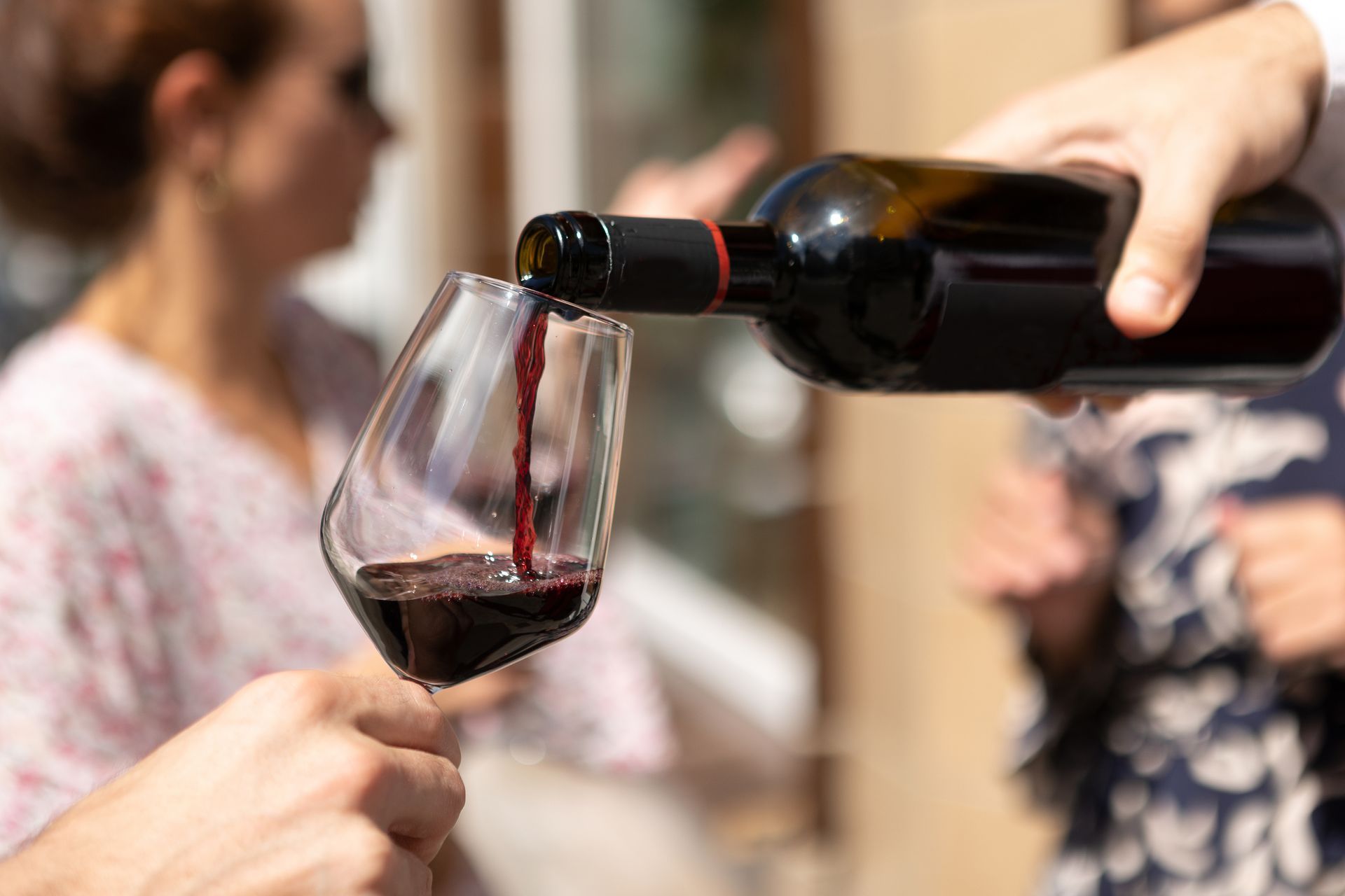 Du vin versé dans un verre lors d'une réunion professionnelle