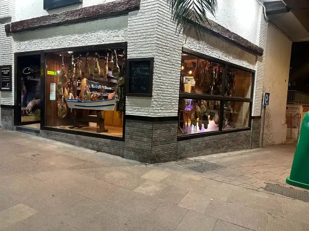 Icono de marcador de posición gris claro con un sol y montañas sobre fondo blanco