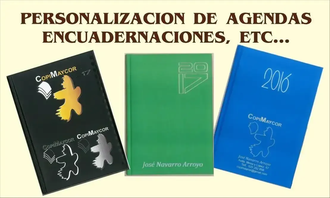 Sobre una mesa hay tres agendas de distintos colores con las palabras personalización de agendas encuadernaciones etc.