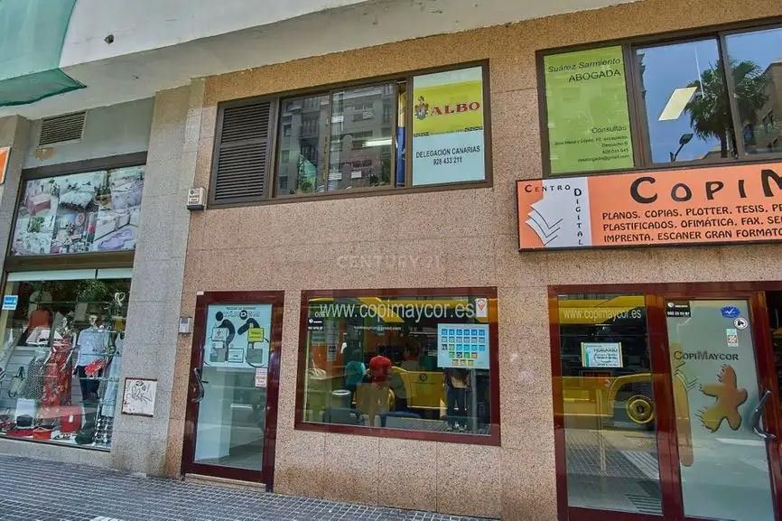 Un escaparate con un cartel que dice 