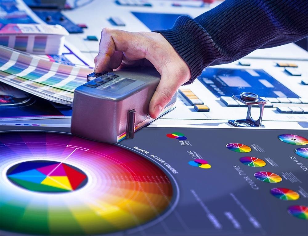 Una persona está usando una máquina para medir una rueda de color.