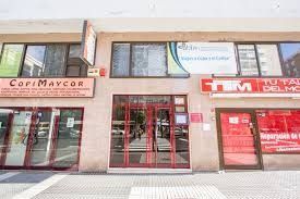 El frente de un edificio con muchas ventanas y puertas.