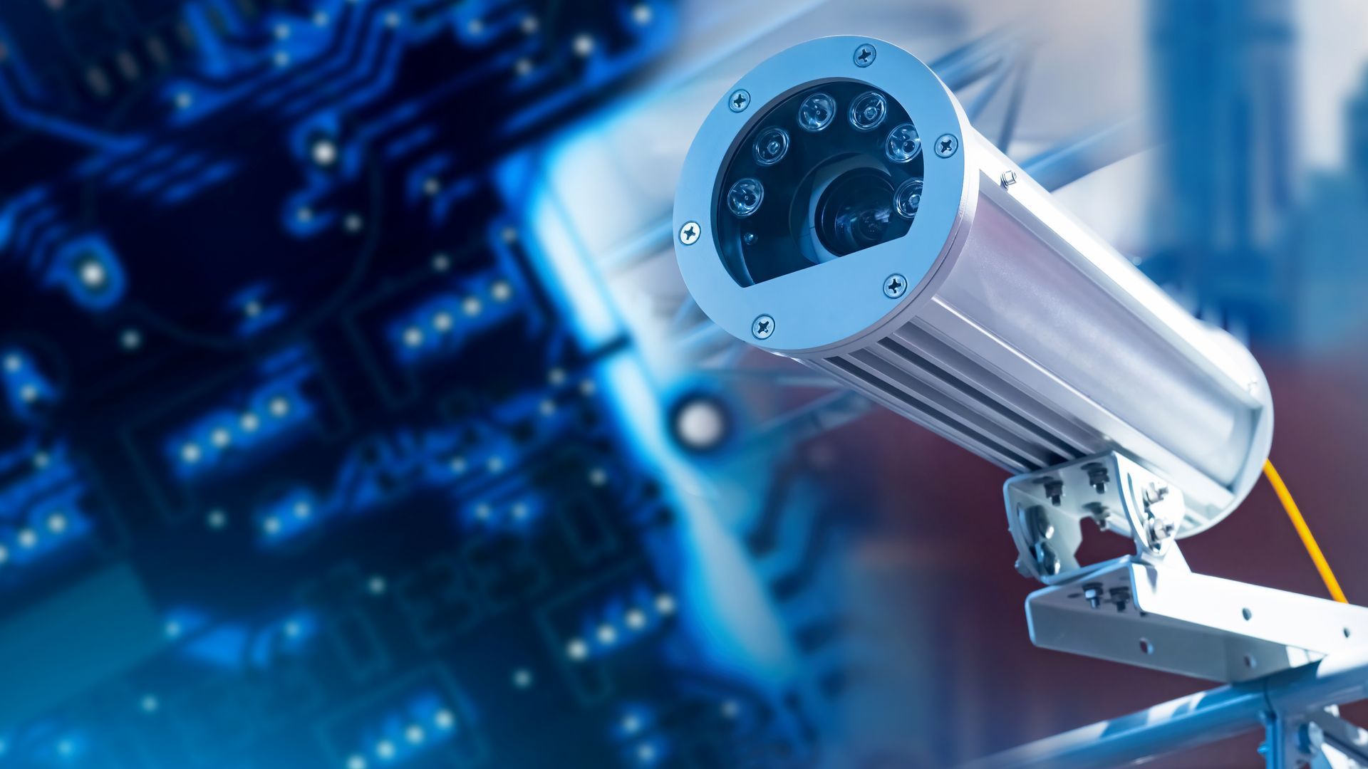 Una cámara de seguridad está colocada en un poste frente a una placa base.