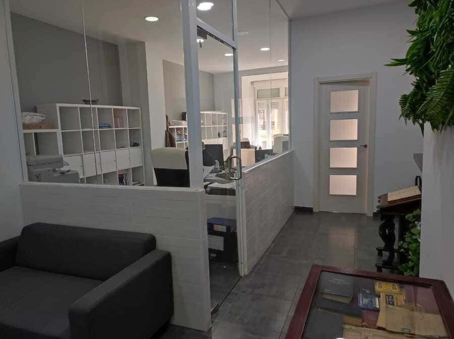 Una habitación con un sofá y una mesa.