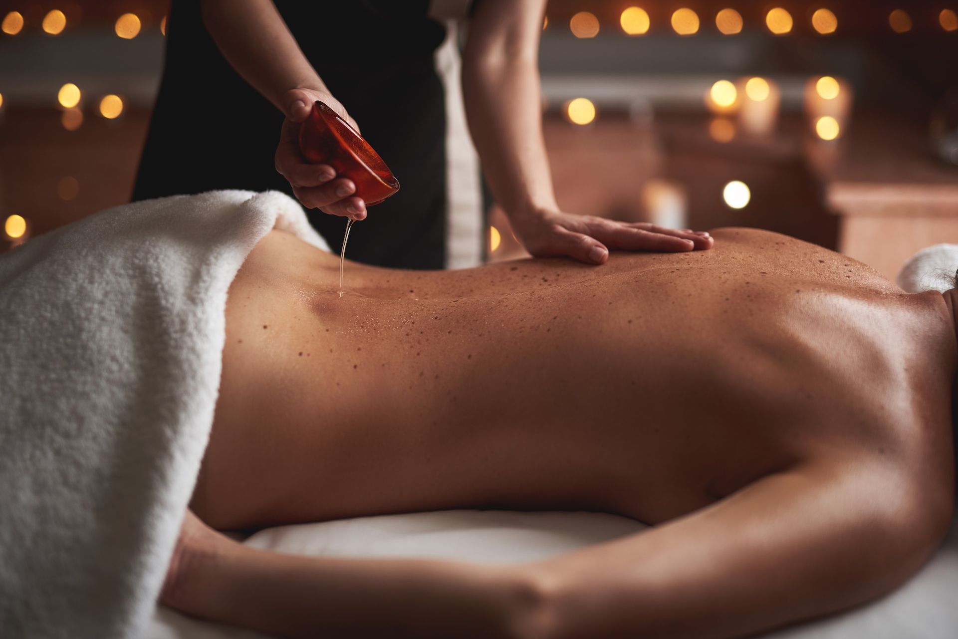 Un hombre está recibiendo un masaje en un spa.