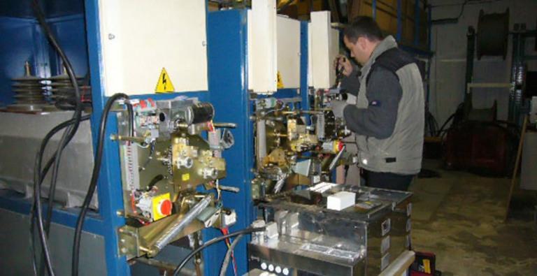 Electricien en atelier