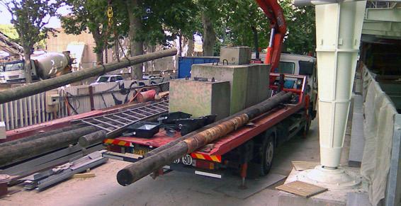 Poteaux électriques remorqués