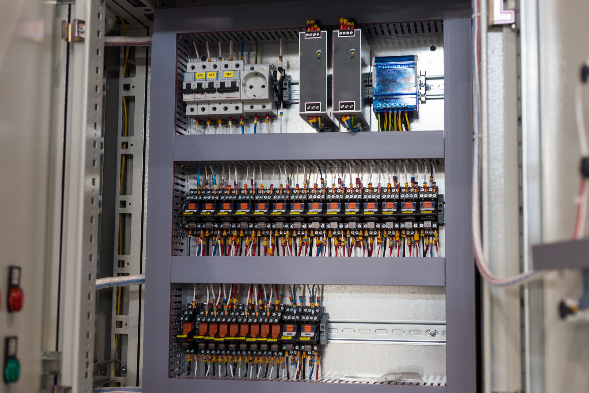 Appareil électrique gris avec des boutons