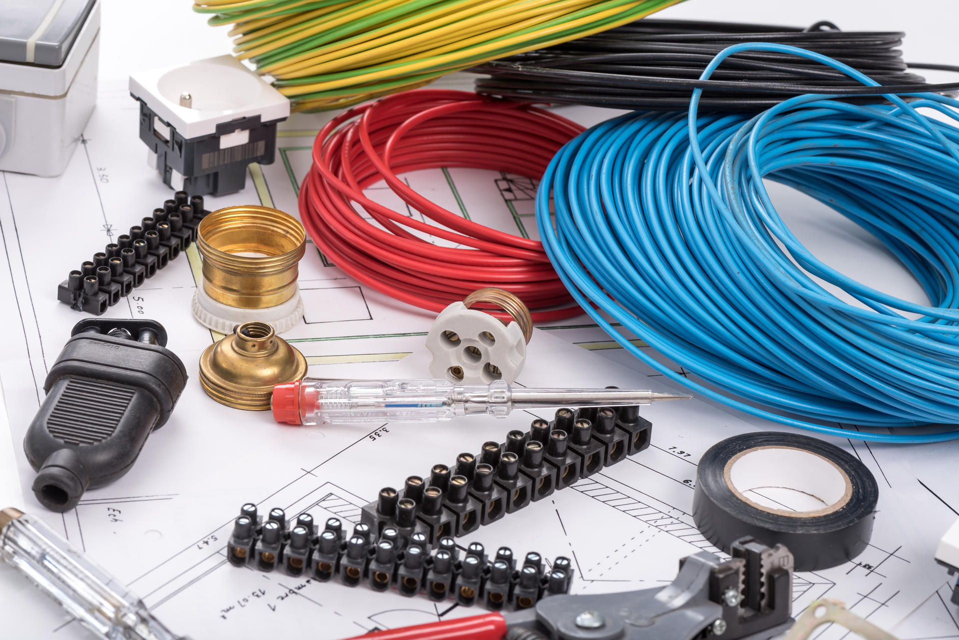 Fils électrique bleu, rouge et jaune