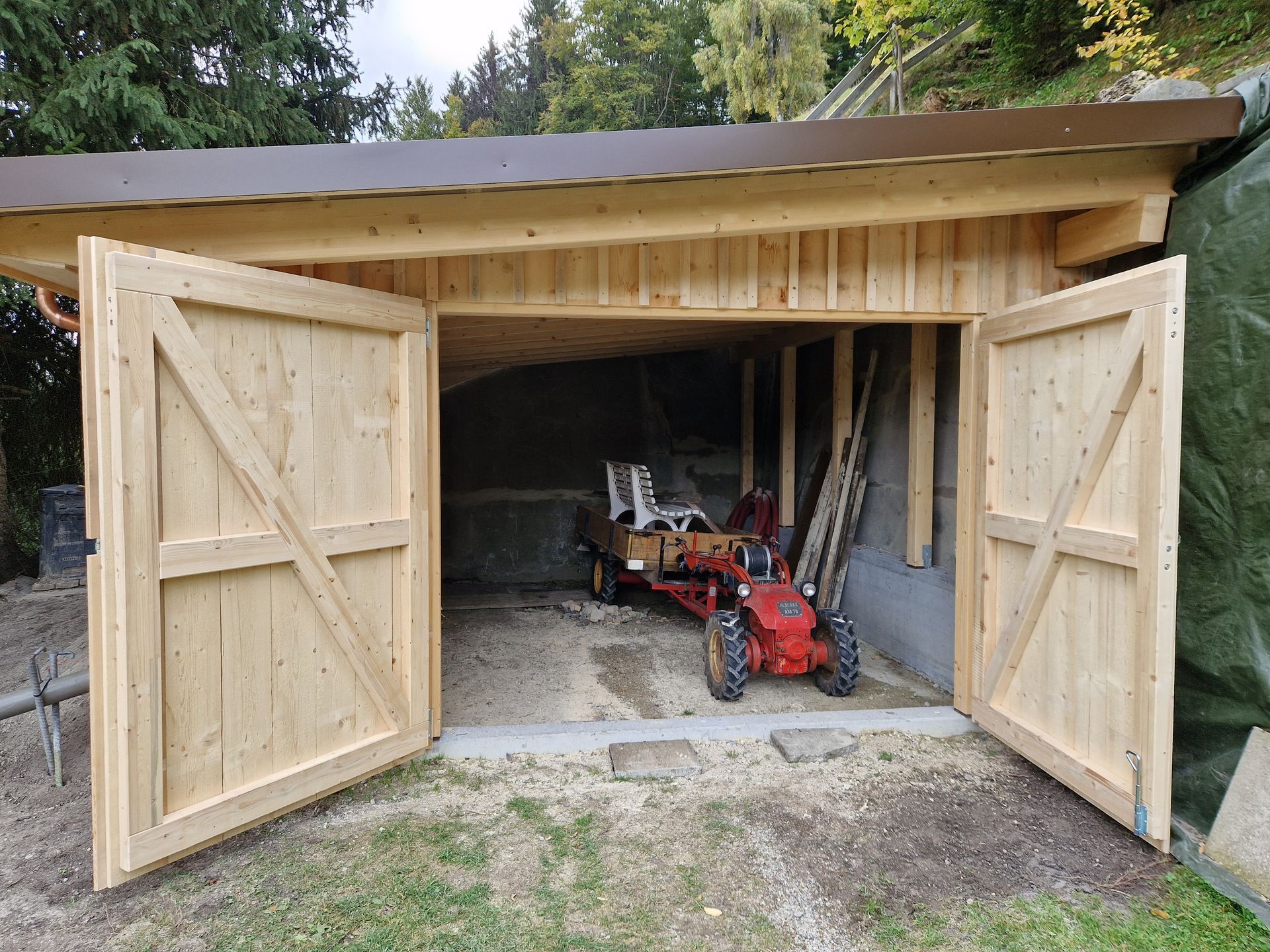 Innenansicht eines im Bau befindlichen Gebäudes mit Holzbalken und Betonwänden.