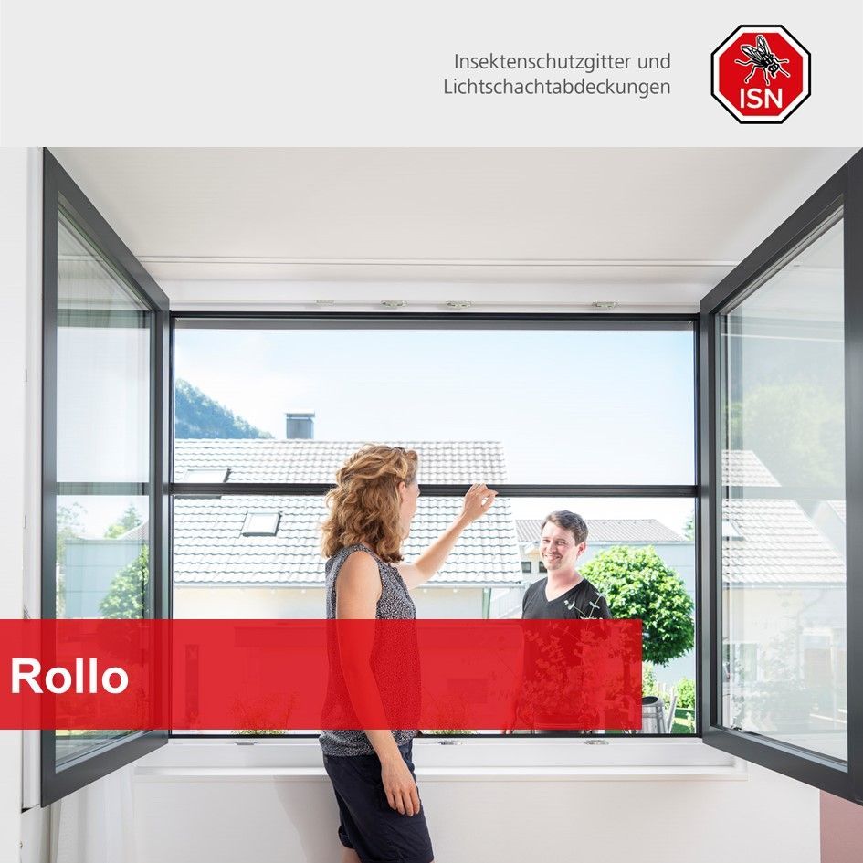 Dachzimmer mit drei Fenstern, Holzbalken und einem Heizkörper.