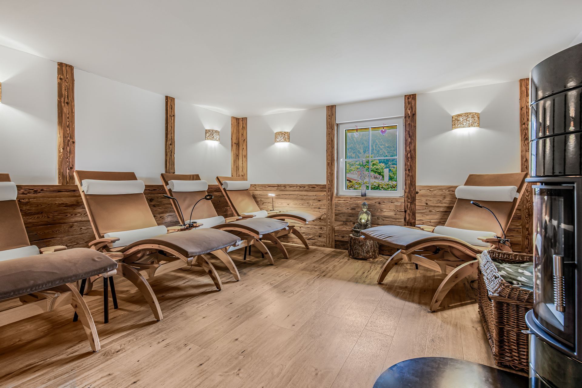 Ruheraum im Chalet mit Kamin und Liegen aus Zirbenholz