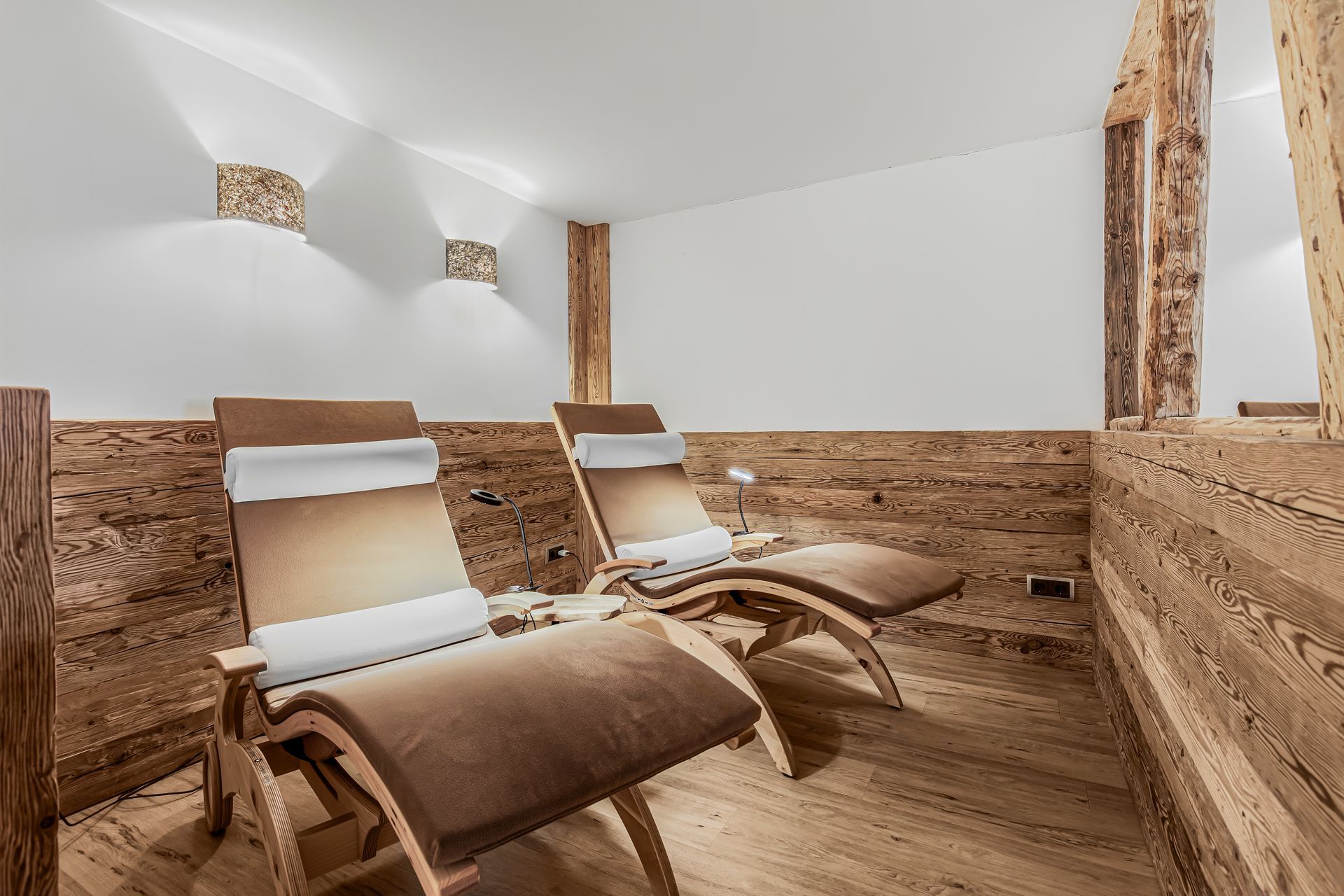 Warmer Ruheraum mit Naturmaterialien und Liegen zum Zurücklehnen und Abschalten