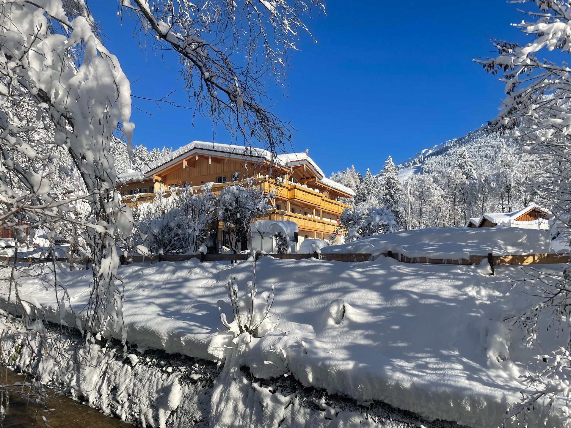 Urlaub im Winterwunderland – Chalet Hirschbach eingebettet in glitzernde Schneepracht