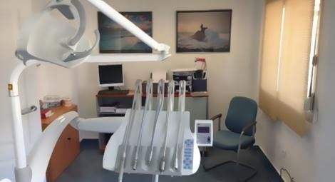 Un consultorio dental con una silla y una máquina dental