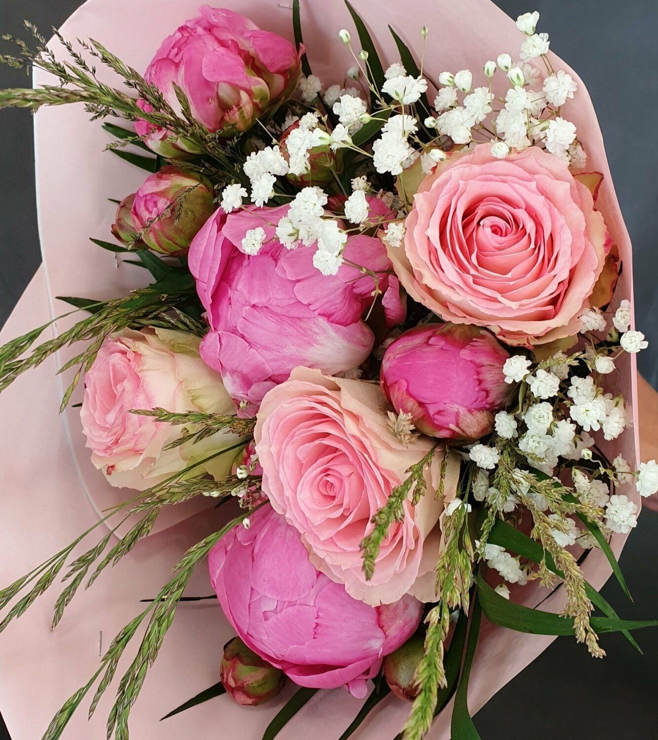 Bouquet de pivoines, roses et gypsophiles