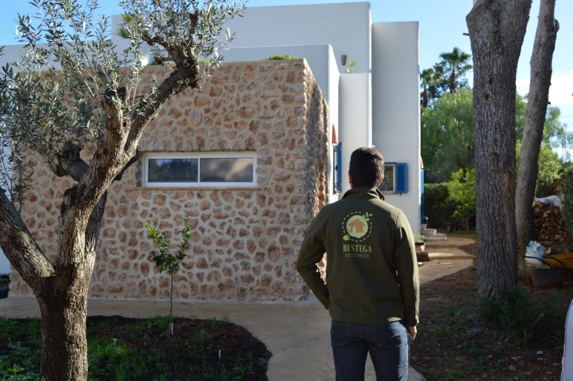 Una sala de estar con un sofá, sillas y una lámpara.