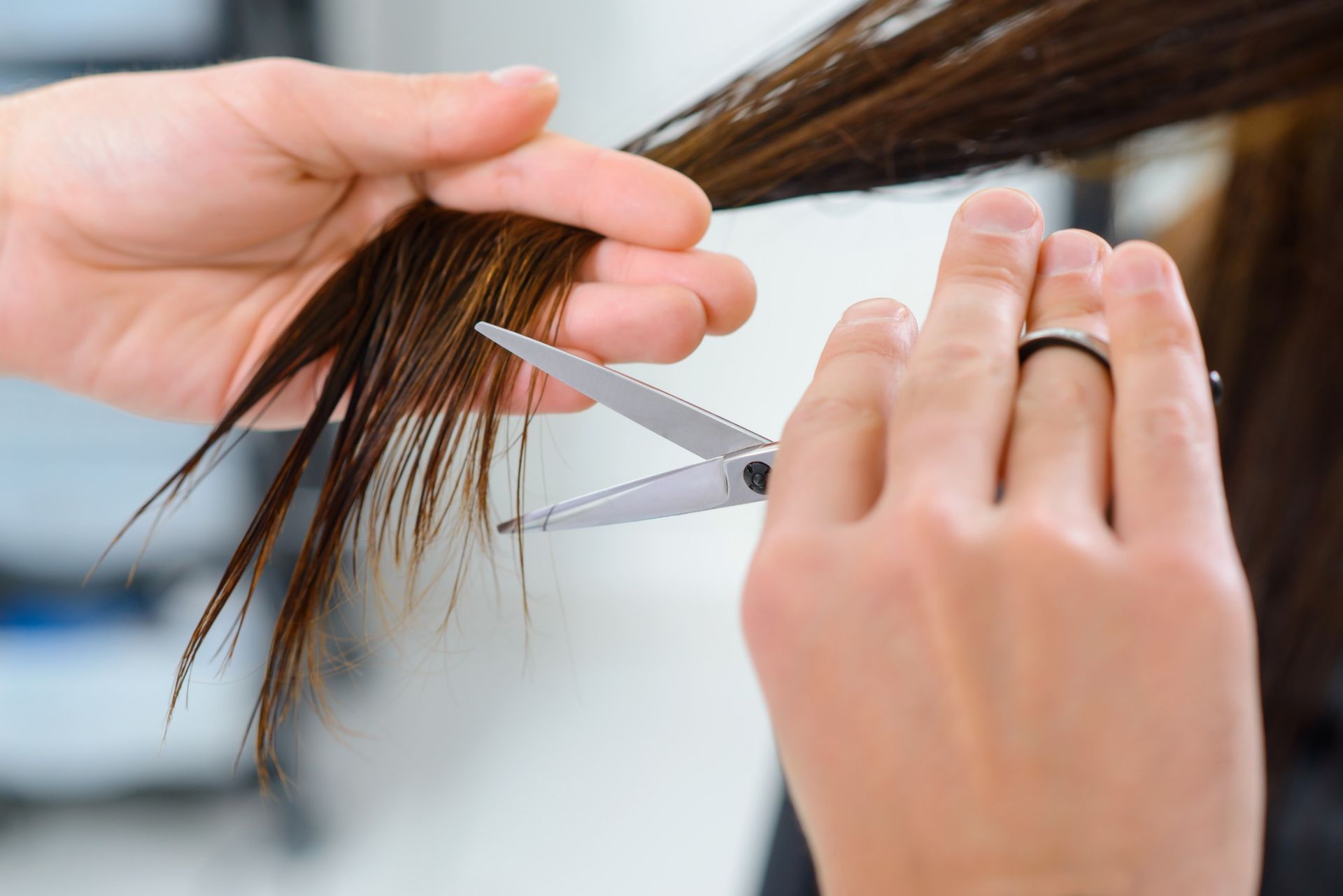 Una mujer se está cortando el pelo en la peluquería.