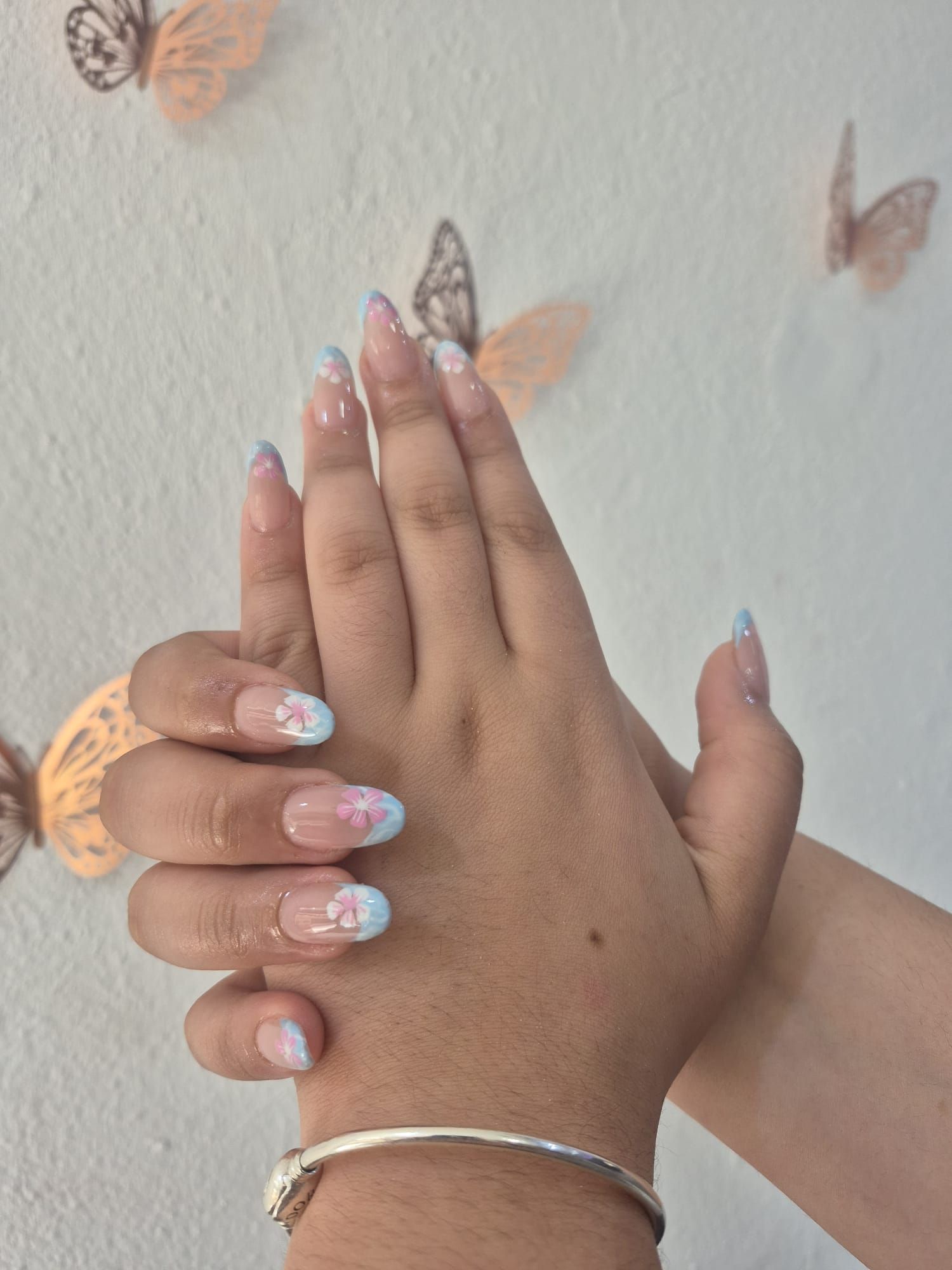 Un primer plano de la mano de una persona con una pulsera en ella.