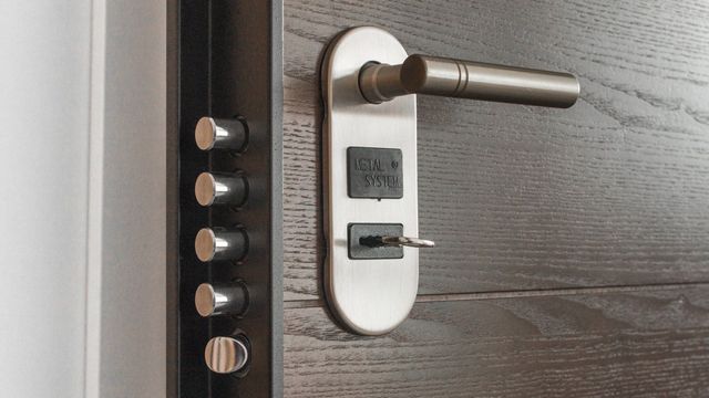Un primer plano de una puerta con una manija en ella.
