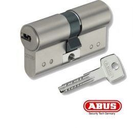 Un hombre con gafas está trabajando en una puerta.