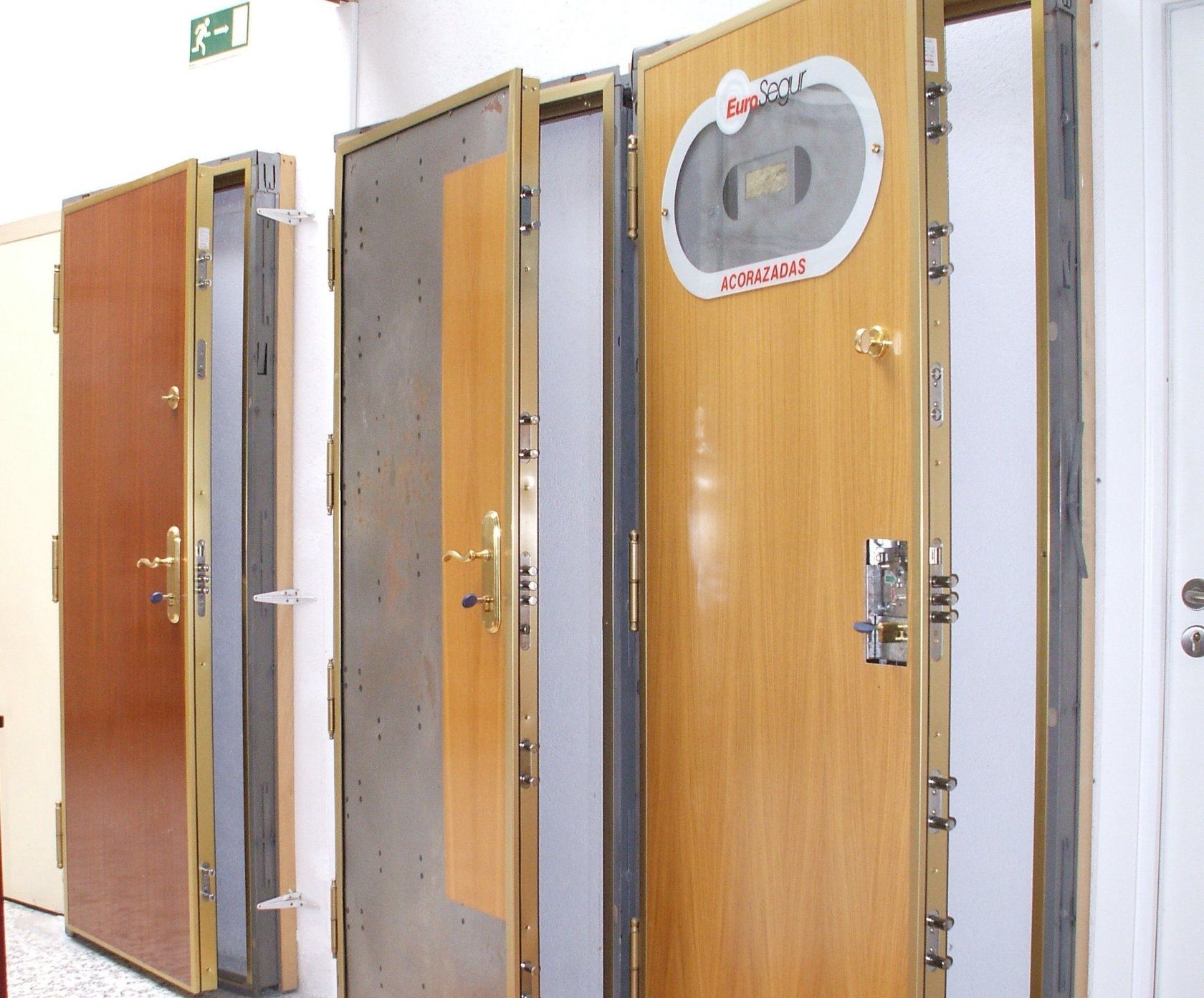 Un hombre con gafas está trabajando en una puerta.
